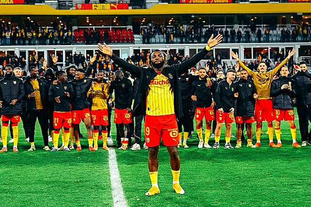 Saint-Maximin, animando a la afici�n del Lens