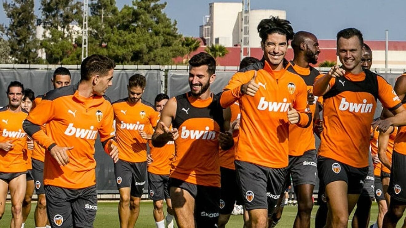La plantilla del Valencia se ejercita en la ciudad deportiva de...