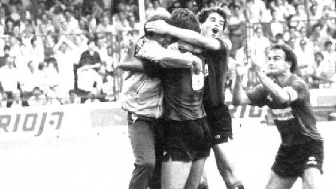 Los jugadores del Mallorca estallan de alegría después de que Luis...