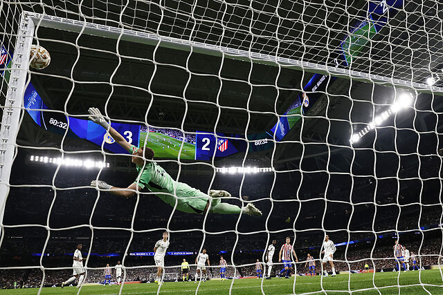 Con 3-2, Juli�n Alvarez tuvo la mejor ocasi�n del Atl�tico ante el Real Madrid, con un tiro al palo.