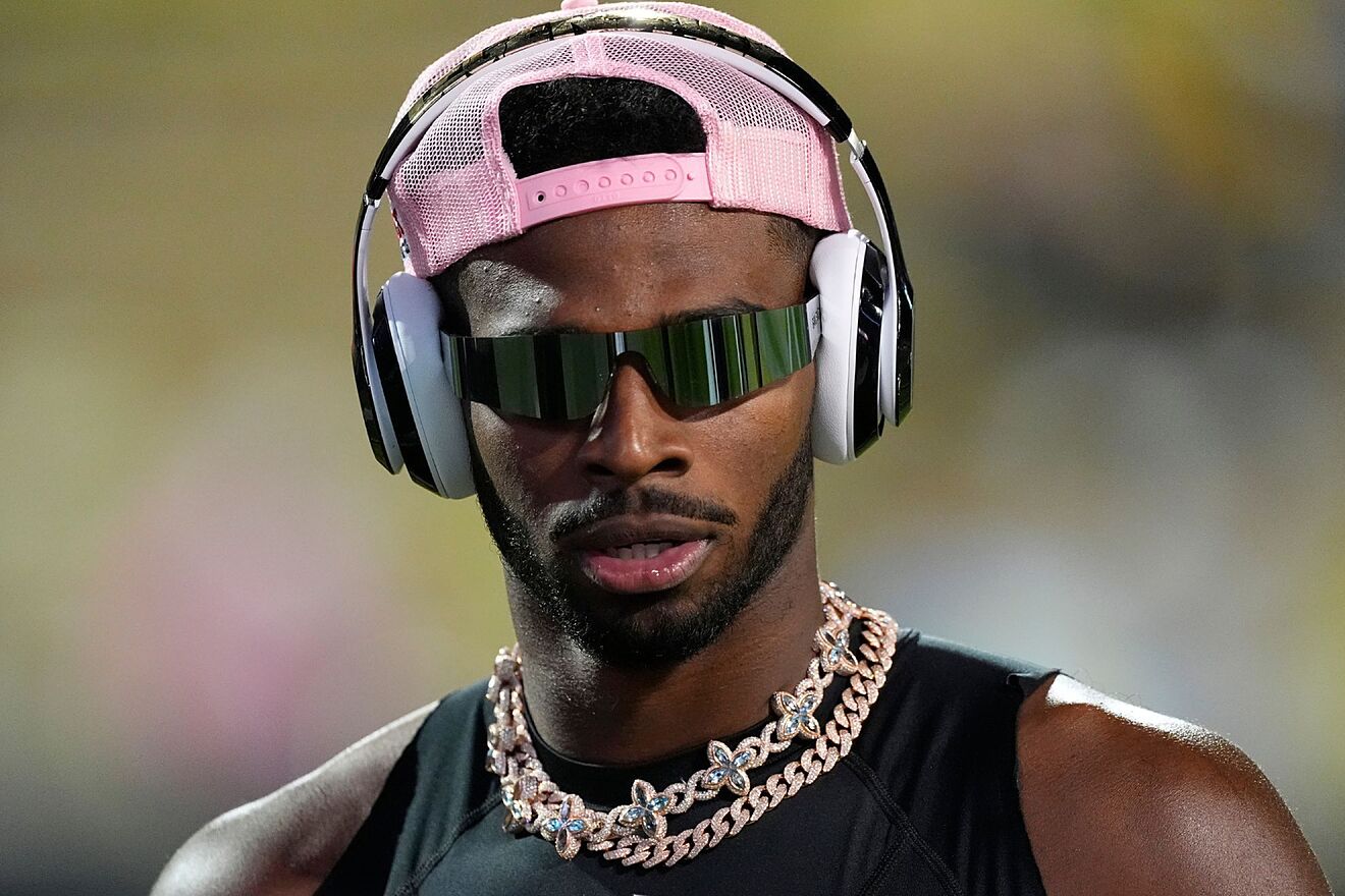 Shedeur Sanders flexes one of his Colorado's teammates new adquisition...