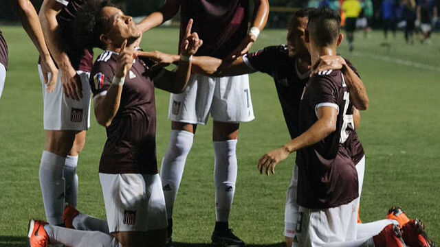 Jugadores del Carabobo celebran un gol.