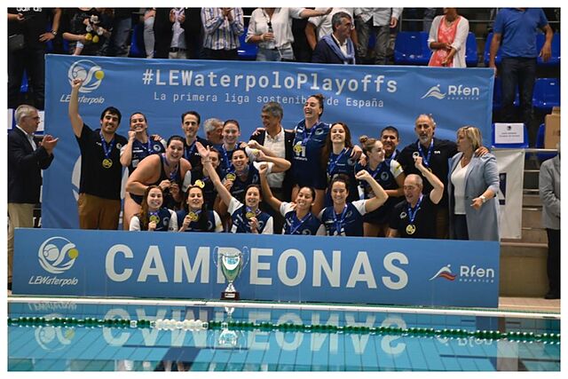La plantilla del Astralpool Sabadell celebrando su nuevo t�tulo de Liga femenina