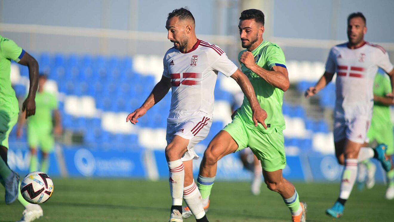 Ferreiro disputa el bal�n durante el encuentro. / @FCCartagena_efs