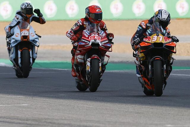 Acosta, Marc M�rquez y Ra�l Fern�ndez, en meta.