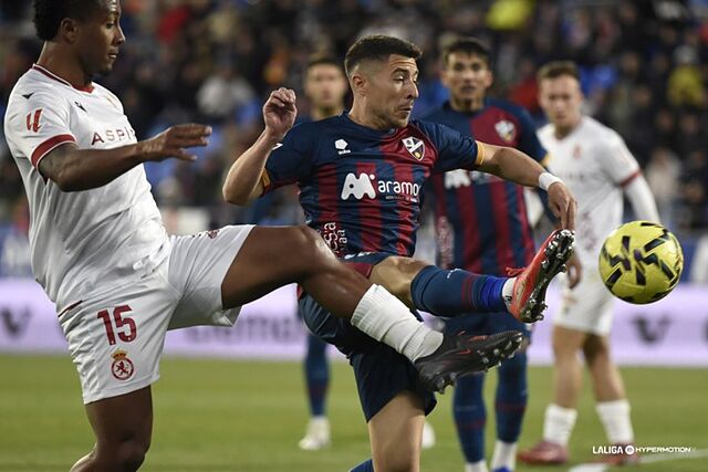 Portillo y Lucas Ribeiro luchan por el bal�n.