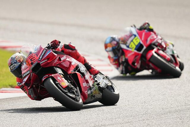 Marc M�rquez, en carrera, delante de Mir.