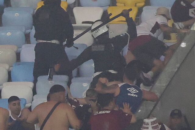 Incidentes entre hinchas del Lan�s y la Polic�a brasile�a en las gradas del Maracan�
