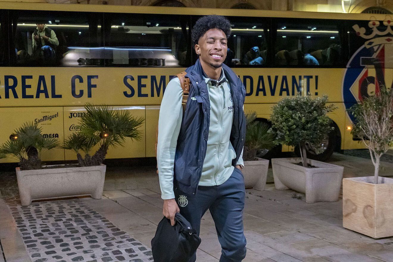 Johan Mojica se baja del autob�s del Villarreal.