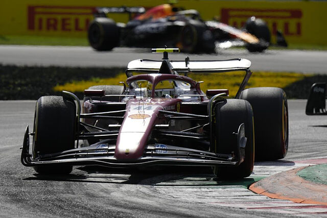 Hamilton ataca en una de las curvas de Monza.