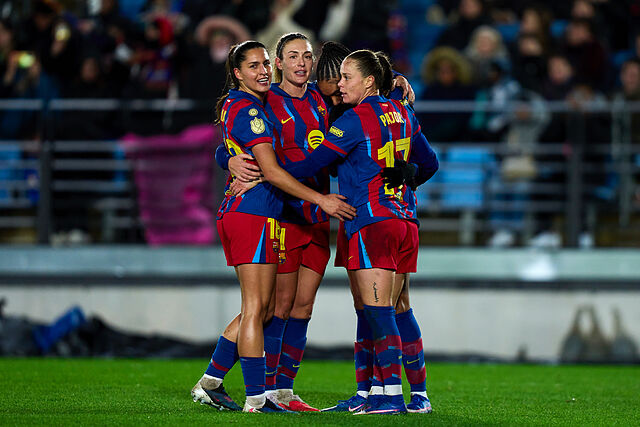 Las jugadoras del Barcelona se abrazan tras marcar un gol ante el Real Madrid