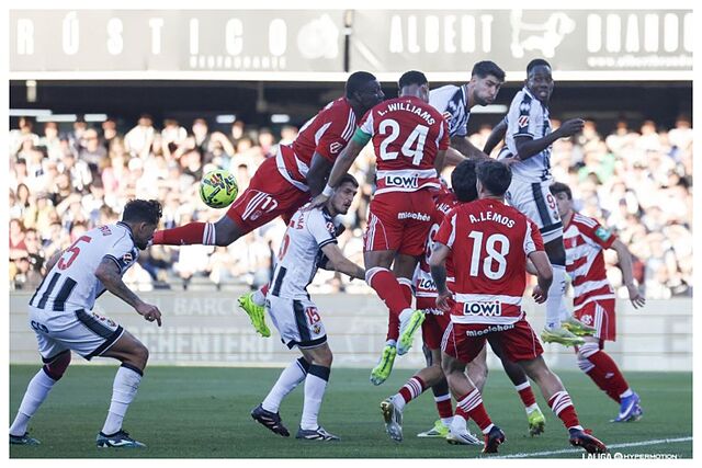 Alberto se dispone a cabecear tras una aut�ntica mara�a de jugadores en el �rea