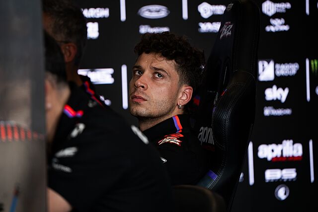 Marco Bezzecchi, el domingo en el box de Aprilia.