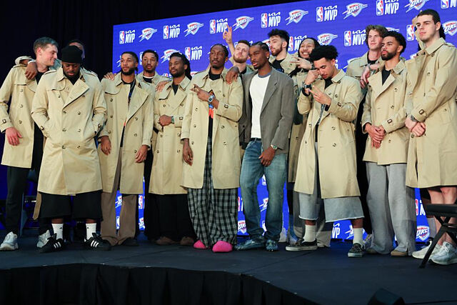 Shai Gilgeous-Alexander posa con sus compa�eros que lucen la gabardina Burberry.