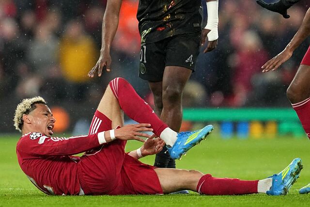 Hugo Ekitike se duele tendido en el suelo.