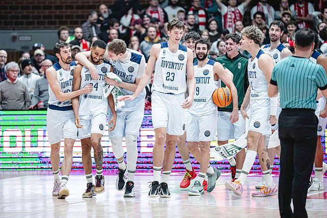 Cameron Hunt es felicitado por sus compa�eros al final del partido.