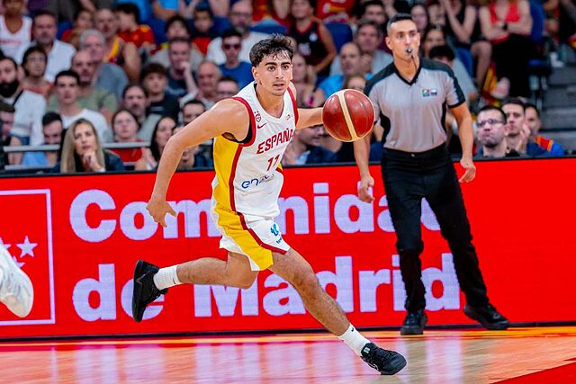 �lvaro C�rdenas conduce el bal�n en un amistoso de Espa�a ante Alemania.