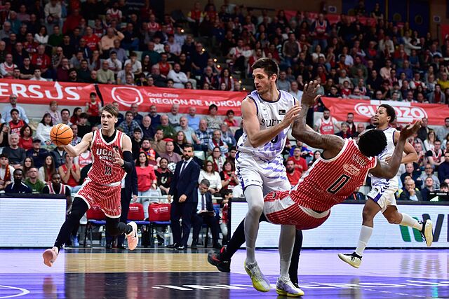 Krampelj propicia un golpe tremendo a Cacok sin intenci�n de ir a por el bal�n.