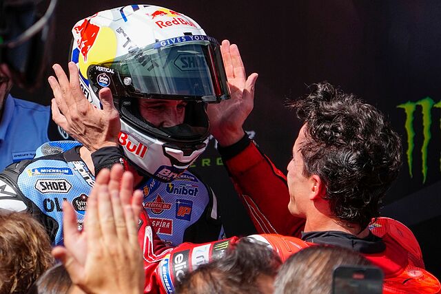 �lex M�rquez celebra su victoria con Marc M�rquez.