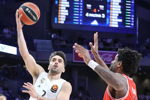 Facundo Campazzo entra a canasta ante Dan Oturu.