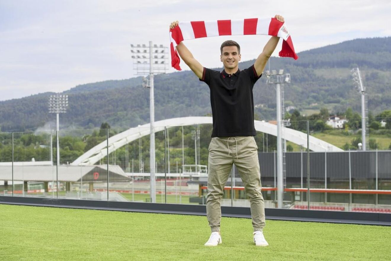 Ruiz de Galarreta, con una bufanda rojiblanca.
