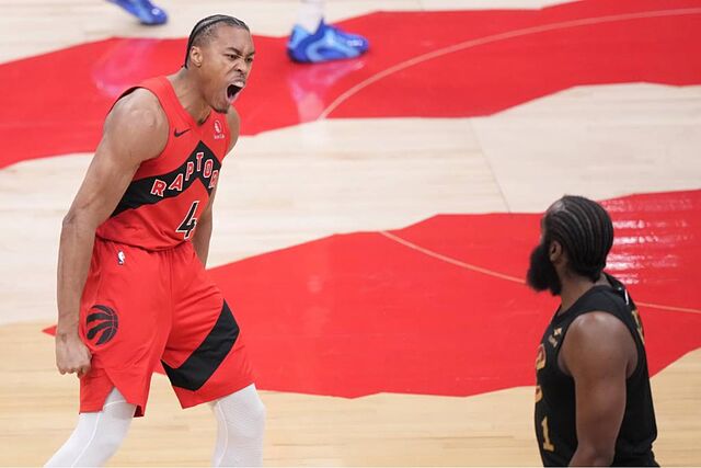 Scottie Barnes celebra una canasta de los Raptors ante la mirada de James Harden.
