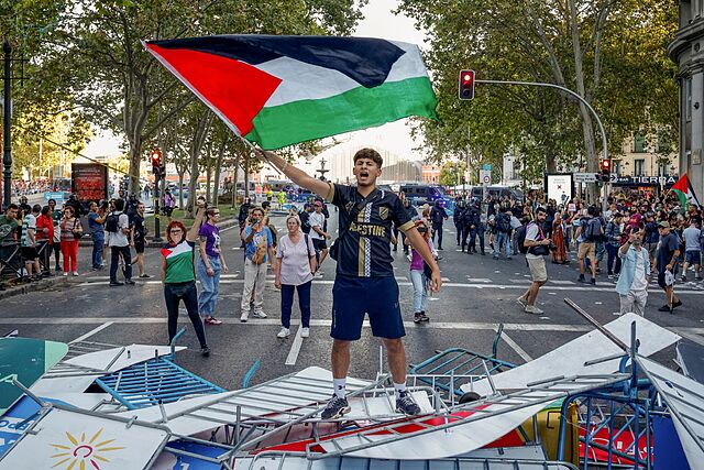 Manifestantes propalestinos cortan el recorrido de la �ltima etapa de LaVuelta a Espa�a.