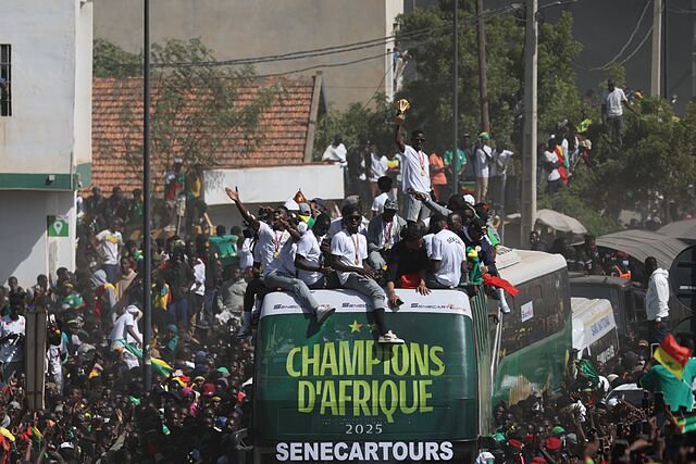 Los jugadores de Senegal celebran el triunfo en la Copa de �frica.