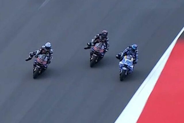 Marc, �lex y Bagnaia, en el inicio de carrera