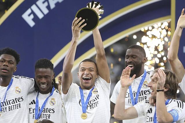 Mbapp� levanta junto a sus compa�eros la Copa Intercontinental.