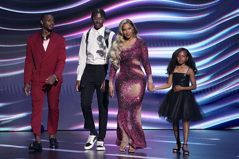 Savannah James baffled by son Bryce James' new NIL situation | Marca