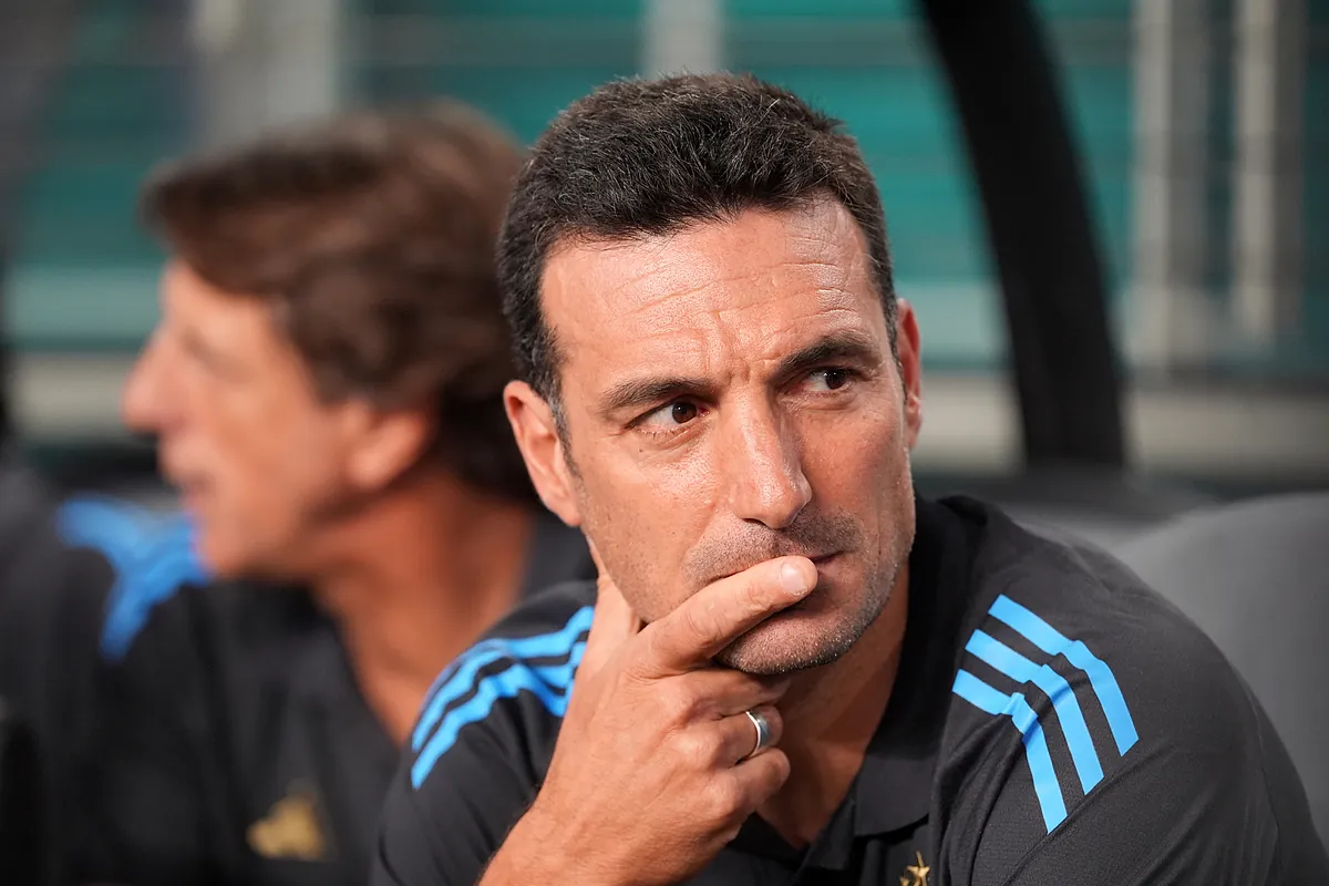Scaloni stunned as unexpected intruder interrupts press conference: "I thought it was staged"