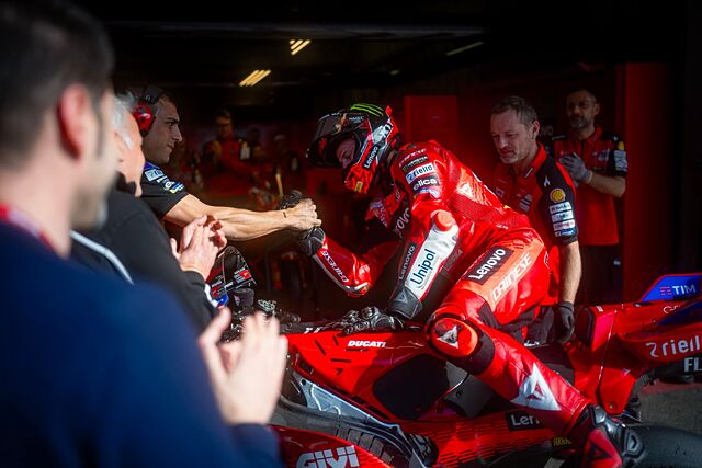 Bulega al t�rmino de la cita dominical en Portimao.