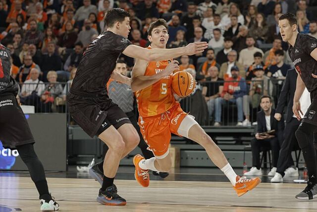 Sergio De Larrea inicia una entrada a canasta.