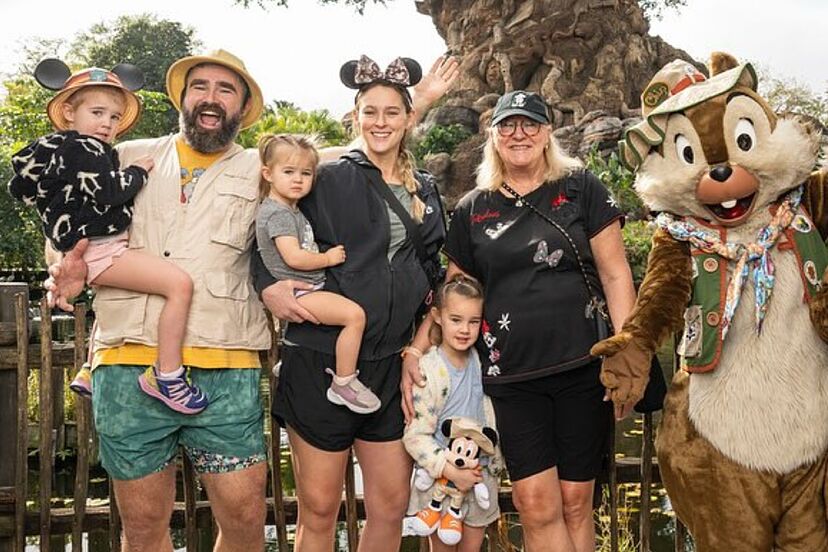 Donna Kelce confesses to Kylie Kelce which of her granddaughters inherited  Jason and Travis' spirit | Marca
