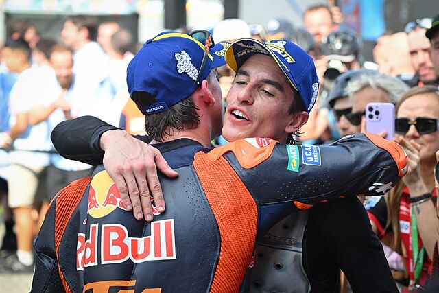 Acosta y Marc M�rquez se abrazan tras el Sprint.