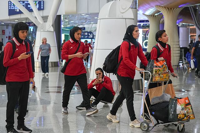 Las jugadoras de Ir�n en el aeropuerto.