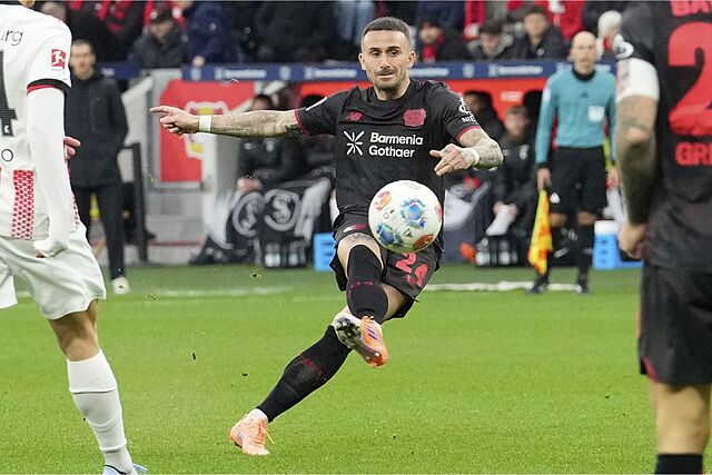 Aleix Garc�a golpea a porter�a