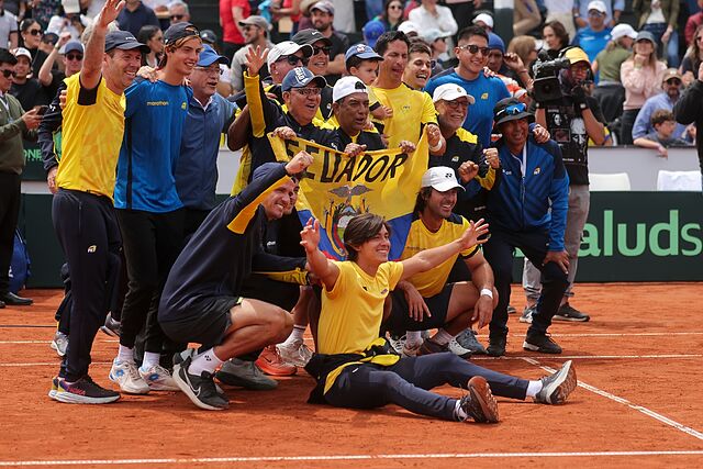 El equipo de Ecuador posa tras su hist�rico triunfo.