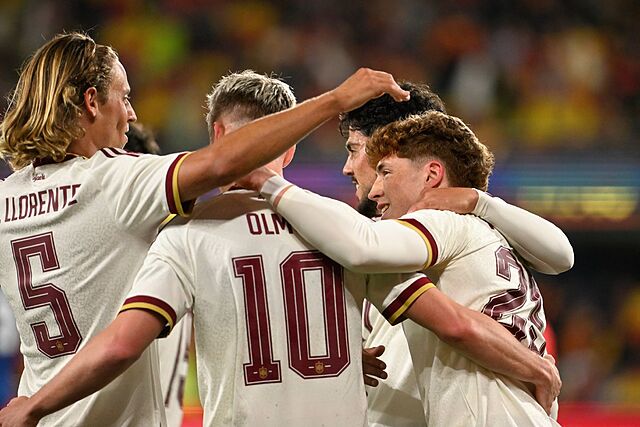 Los jugadores de la Selecci�n celebran uno de los goles ante Serbia.