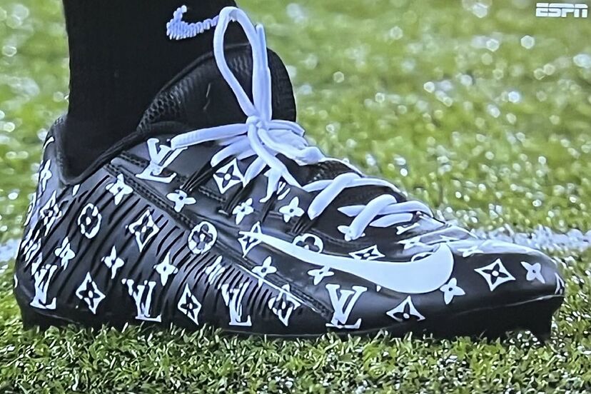 Wisconsin Player Exclusive Cleats John Moffitt Wisconsin Badgers Game Worn Cleats main image 3