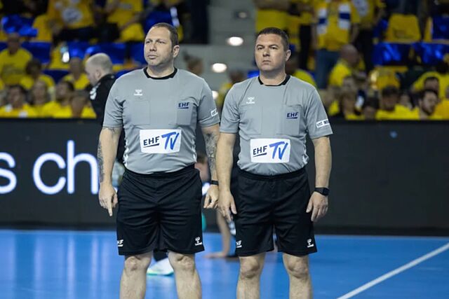 La pareja de �rbitros macedonios Nikolov &amp; Nachevski.