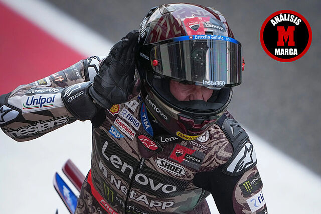 Marc M�rquez hace un gesto de llevarse la mano a la oreja.