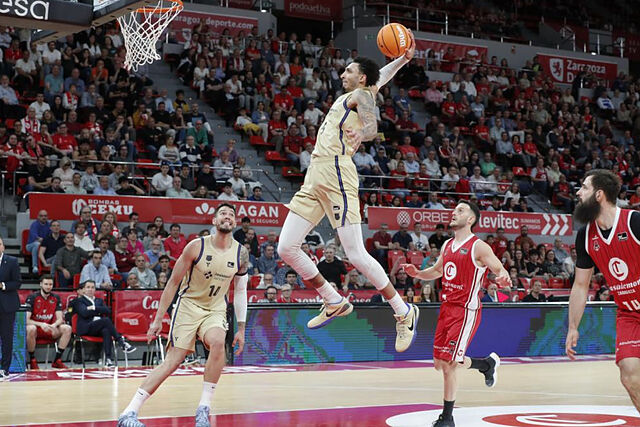 Myles Norris se dos�ne a firmar un mate ante el Zaragoza.