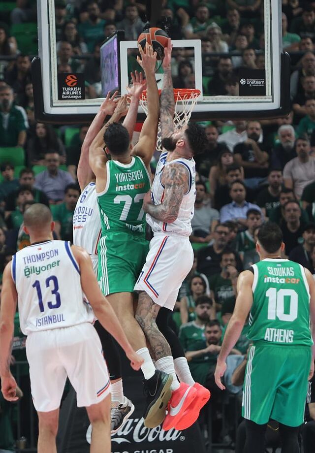 Omer Yurtseven intenta machacar el aro del Anadolu Efes.