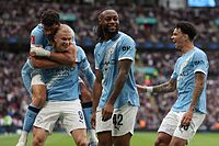 Los jugadores del City celebran el gol de Semenyo