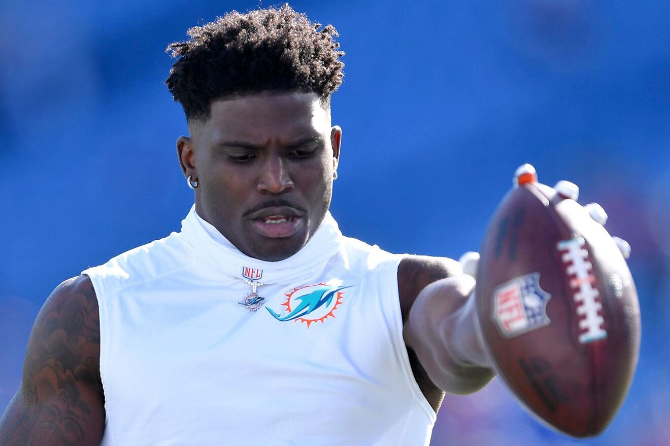 Tyreek Hill shows massive speed in a 100-meter competition and...