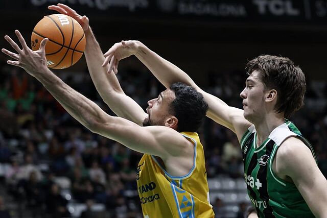 Pelos trata de capturar el rebote en una acci�n del partido.