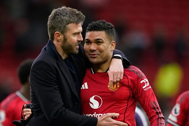 Michael Carrick, entrenador del Manchester United, abraza a Casemiro.