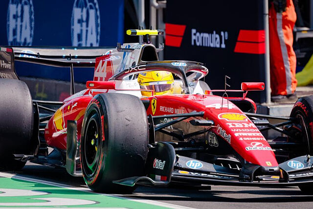 Hamilton, en el carril de boxes.